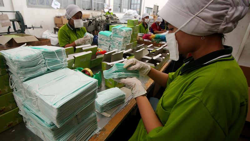 Pekerja mengemas masker di pabrik alat kesehatan PT Kasa Husada Wira Jawa Timur, Surabaya, Jawa Timur, Jumat (31/1/2020)./ ANTARA - Didik Suhartono