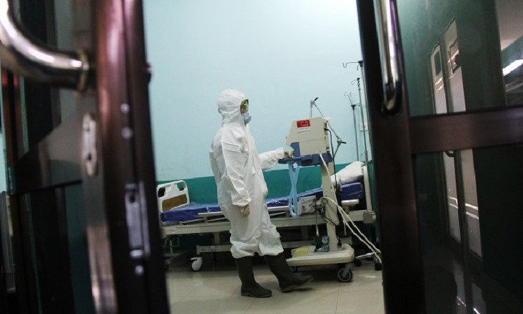 Seorang petugas mempersiapkan peralatan untuk tindakan medis pasien terinfeksi virus corono Wuhan di ruang isolasi instalasi paru Rumah Sakit Umum Daerah (RSUD) Dumai di Kota Dumai, belum lama ini./Antara-Aswaddy Hamid