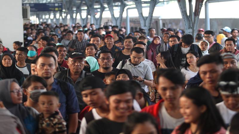 Penumpang kereta api Tawang Jaya Lebaran tiba di Stasiun Pasar Senen, Jakarta, Sabtu (8/6/2019). Pada H+3 lebaran 2019, arus balik pemudik yang tiba di Stasiun Pasar Senen mulai mengalami peningkatan./Antara