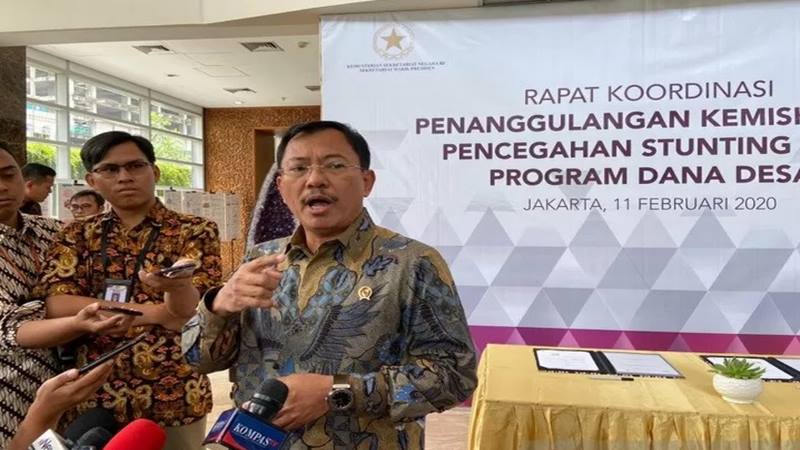 Menteri Kesehatan Terawan Agus Putranto usai mengikuti rapat koordinasi Tim Nasional Percepatan Penanggulangan Kemiskinan (TNP2K) di Gedung Grand Kebon Sirih Jakarta, Selasa (11/2/2020)./Antara