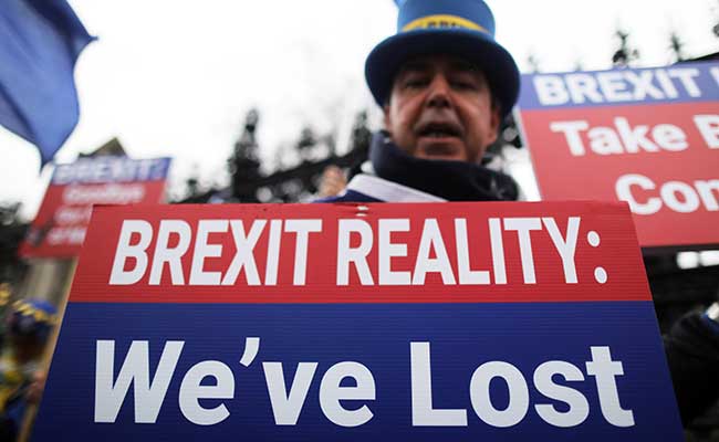 Aksi protes anti-Brexit menggelar unjuk rasa di luar Gedung Parlemen di London, Inggris (30/1/2020). Reuters