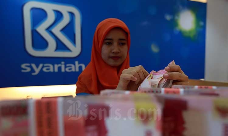 Karyawan menanta uang rupiah di kantor cabang Bank BRI syariah, Senin (3/7/2017). Bisnis/Abdullah Azzam
