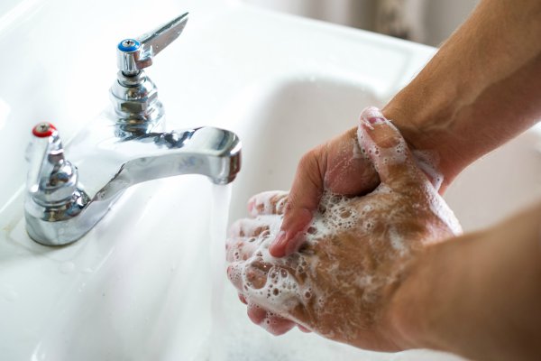  Jangan Berlebihan Cuci Tangan Pakai Disinfektan