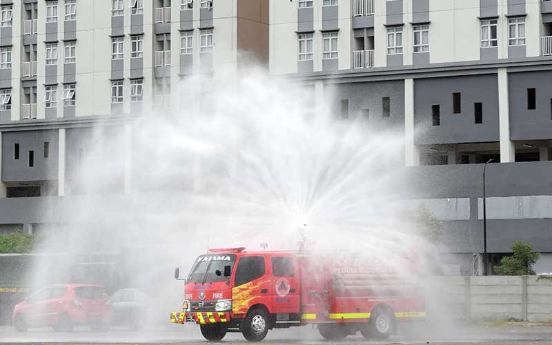  PENYEMPROTAN DISINFEKTAN DI WISMA ATLET