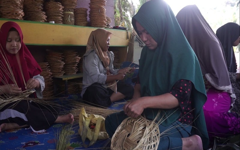  Rini, Anak Petani Sawit yang Sukses Memanfaatkan Limbah Sawit Menjadi Piring Anyaman