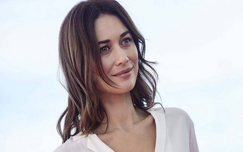  Pemeran James Bond Olga Kurylenko Sembuh dari Virus Corona