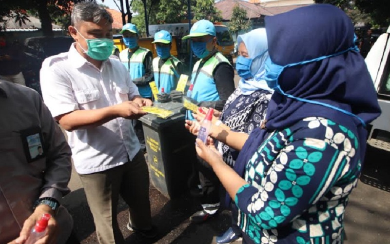 Tetap Bekerja, Petugas Kebersihan di Bandung Dibekali APD dan Vitamin