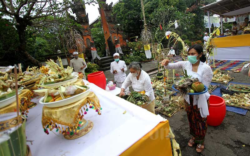  IBADAH UMAT HINDU DI TENGAH PANDEMI