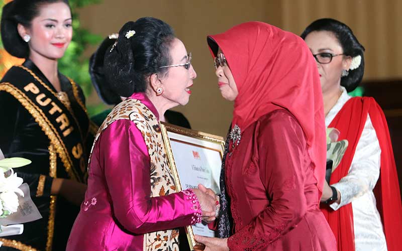 Ibunda Presiden Jokowi Sujiatmi Notomiharjo (kanan) menyerahkan penghargaan kepada Dr.BRA.Moeryati Sudibyo saat puncak acara Rakernasus Indonesia Marketing  Assosiation 2018 di The Sunan hotel, Sabtu (15/9/2018). JIBI/SOLOPOS/Sunaryo Haryo Bayu