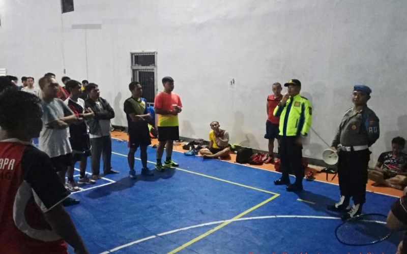  Polres Majalengka Bubarkan Masyarakat yang Berkerumun‎ 