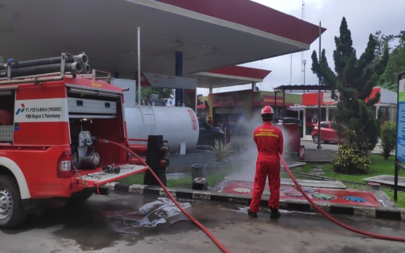  Pertamina Semprot 100 SPBU dengan Disinfektan