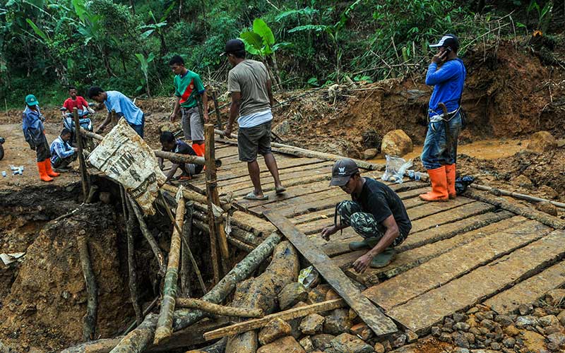  WARGA BANGUN JEMBATAN SEMENTARA