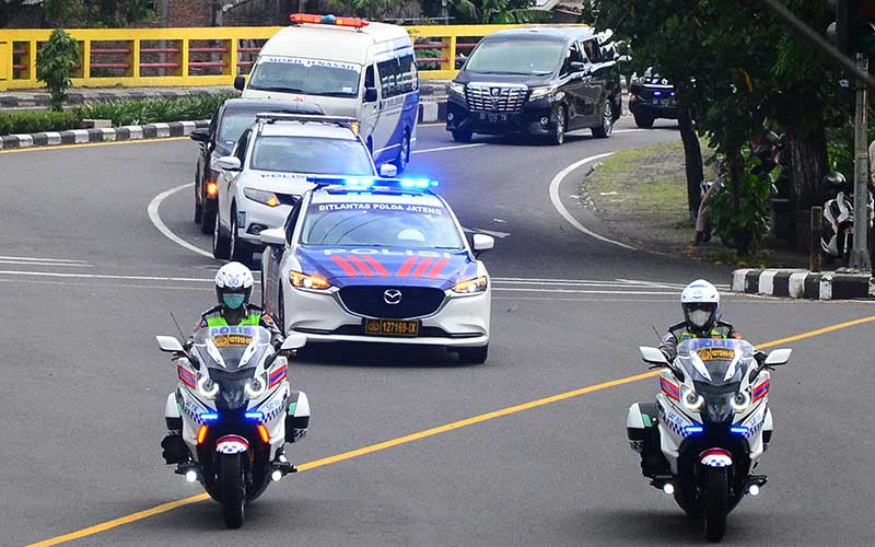  IRING-IRINGAN MOBIL JENAZAH IBUNDA JOKOWI