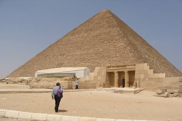  Piramida Mesir Disemprot Disinfektan untuk Hentikan Penyebaran Virus Corona