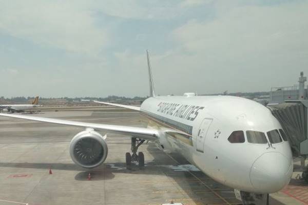 Pesawat Boeing 787-10 milik maskapai Singapore Airlines tiba di Bandar Udara Changi Singapura, Rabu (28/3). Pesawat tersebut produksi pabrik di North Charleston, South Carolina./JIBI-Saeno Abdi
