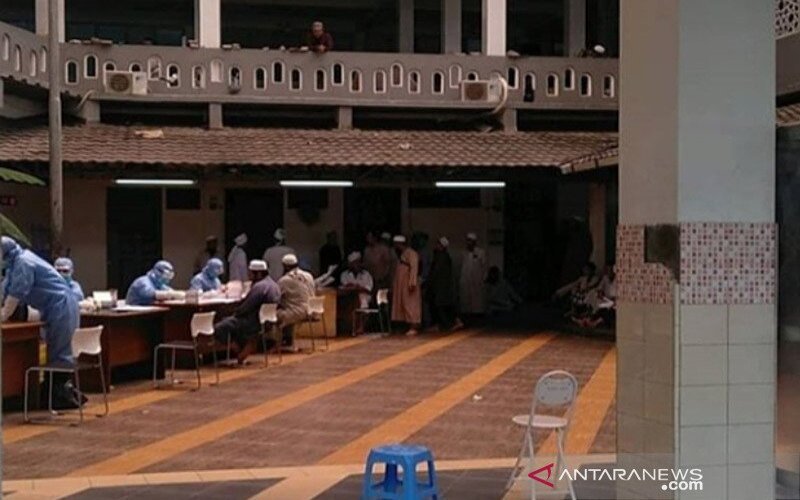  300 Jemaah Masjid Kebun Jeruk Diisolasi, Camat Minta Sokongan Makanan