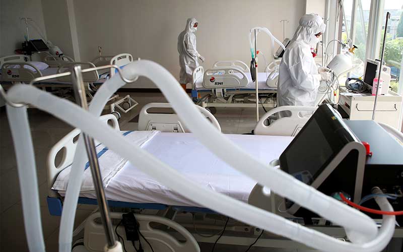 Petugas medis memeriksa kesiapan alat di ruang ICU Rumah Sakit Darurat Penanganan COVID-19 Wisma Atlet Kemayoran, Jakarta, Senin (23/3/2020). Presiden Joko Widodo yang telah melakukan peninjauan tempat ini memastikan bahwa rumah sakit darurat ini siap digunakan untuk karantina dan perawatan pasien Covid-19. Wisma Atlet ini memiliki kapasitas 24 ribu orang, sedangkan saat ini sudah disiapkan untuk tiga ribu pasien. ANTARA FOTO/Kompas/Heru Sri Kumoro/Pool