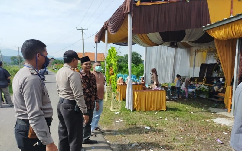  Cegah Corona, Polres Majalengka Turunkan Water Canon dan Bubarkan Resepsi Pernikahan 