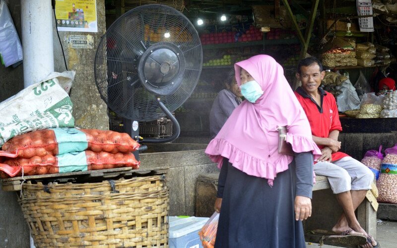  Kipas Penyemprot Disinfektan Lengkapi Pasar di Surabaya