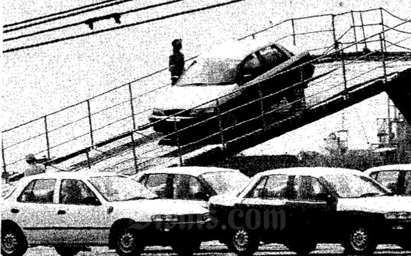 Mobil Timor saat sedang diturunkan di Pelabuhan Tanjung Priok, Jakarta Utara. Mobil tersebut dirakit di Korea Selatan untuk kemudian dijual di Indonesia.