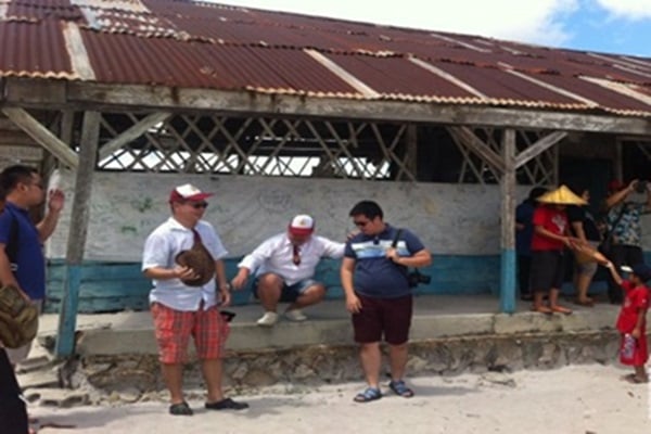 Para pengunjung di SD Laskar Pelangi, Gantung, Belitung Timur - Antara