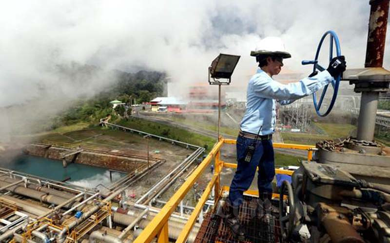 Pekerja melakukan pemeriksaan rutin jaringan instalasi pipa di wilayah Pembangkit Listrik Tenaga Panas Bumi (PLTP) Salak yang berkapasitas 377 megawatt (MW) milik Star Energy Geothermal, di Kabupaten Sukabumi, Jawa Barat, Rabu (4/4/2018)./JIBI-Rachman