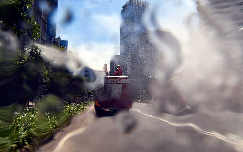  PENYEMPROTAN DISINFEKTAN DI JAKARTA