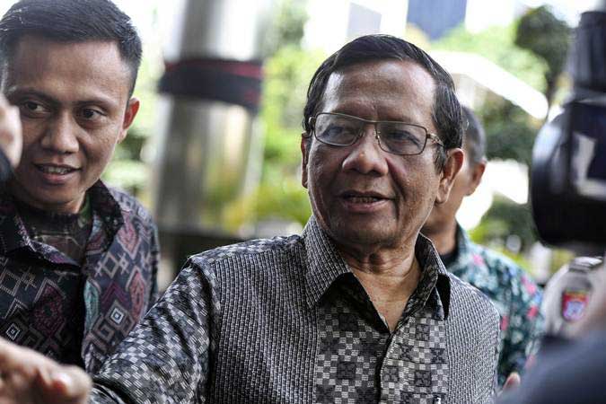 Mantan Ketua Mahkamah Konstitusi Mahfud MD menjawab pertanyaan wartawan saat akan meninggalkan Gedung KPK di Jakarta, Rabu (27/2/2019)./ANTARA-Hafidz Mubarak A