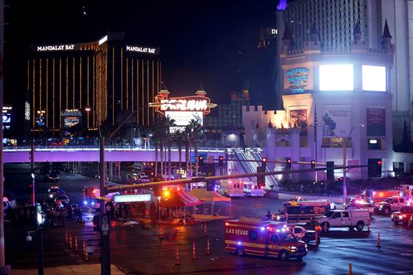 Polisi Metro Las Vegas dan pekerja medis di persimpangan Tropicana Avenue dan Las Vegas Boulevard South setelah terjadi penembakan massal di sebuah festival musik di Las Vegas Strip di Las Vegas./Reuters