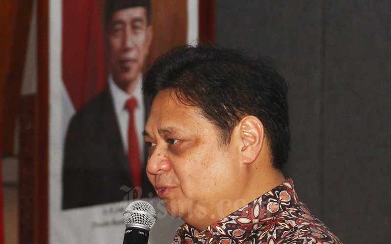 Menteri Koordinator Bidang Perekonomian Airlangga Hartarto memberikan pemaparan mengenai Outlook 2020 dan Strategi Kebijakan di Jakarta, Jumat (20/12/2020). Bisnis/Triawanda Tirta Aditya