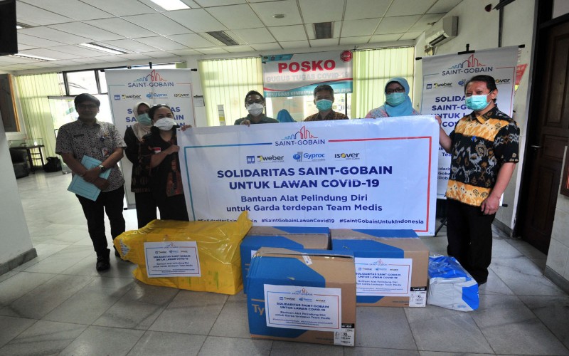  Saint Gobain Group Berikan Bantuan APD untuk Tenaga Medis