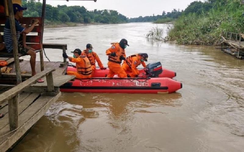  Warga Indramayu Terjatuh ke Aliran Sungai Cimanuk saat Menyeberang