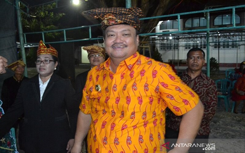  Jenazah Bupati Morowali Utara Dimakamkan Sesuai Aturan Penanganan Covid-19