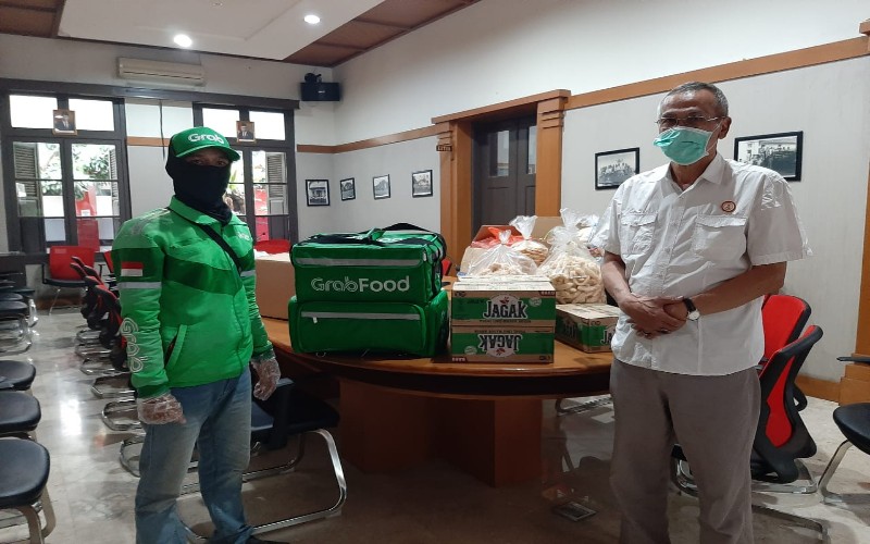  1.000 Minuman Herbal Diberikan pada Tenaga Medis di Bandung