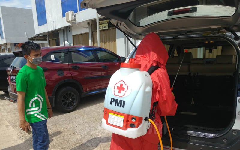  Libatkan PMI, 100 Taksi Grab Kota Batam Disemprot Disinfektan