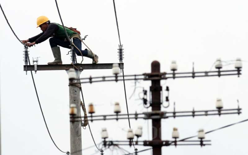 Petugas memasang kabel tegangan tinggi di Bandung, Jawa Barat, Sabtu (21/3/2020). Bisnis/Dedi Gunawan