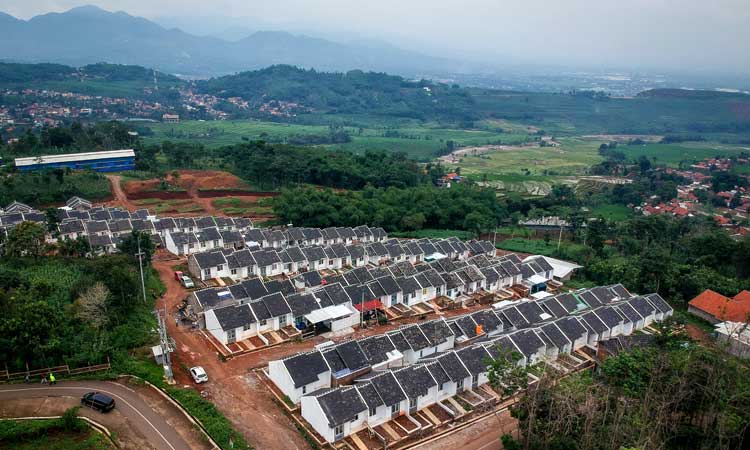Foto udara perumahan bersubsidi di Griya Panorama Cimanggung, Parakan Muncang, Kabupaten Sumedang, Jawa Barat, Minggu (8/3/2020). Organisasi Real Estate Indonesia (REI) menyatakan, kuota rumah subsidi yang disalurkan kepada Masyarakat Berpenghasilan Rendah (MBR) melalui program Fasilitas Likuiditas Pembiayaan Properti (FLPP) sebanyak 86.000 unit rumah diperkirakan akan habis pada April 2020. ANTARA FOTO/Raisan Al Farisi