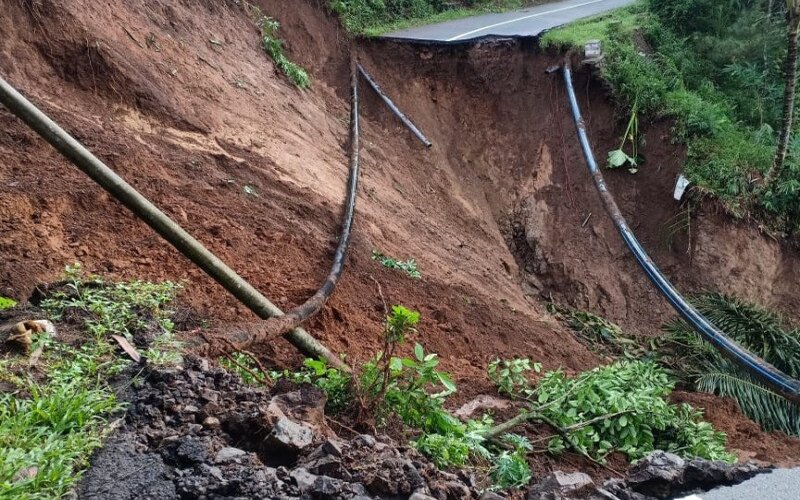 Kondisi akses jalan yang terputus akibat terseret longsor di Desa Surenlor, Kecamatan Bendungan, Trenggalek, Sabtu (4/4/2020) malam./Humas Pemkab Trenggalek