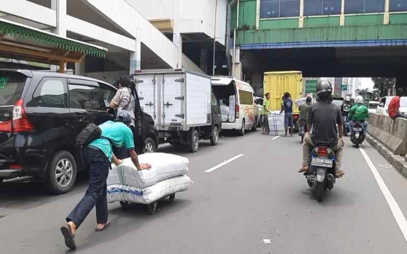  Meski Masih Tutup, Pengunjung Membanjiri Pasar Tanah Abang