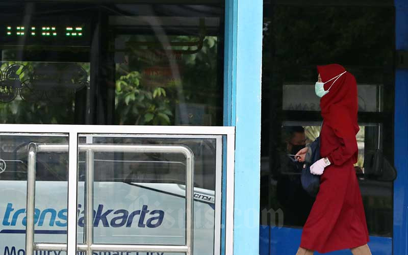  PENUMPANG TRANSJAKARTA WAJIB PAKAI MASKER