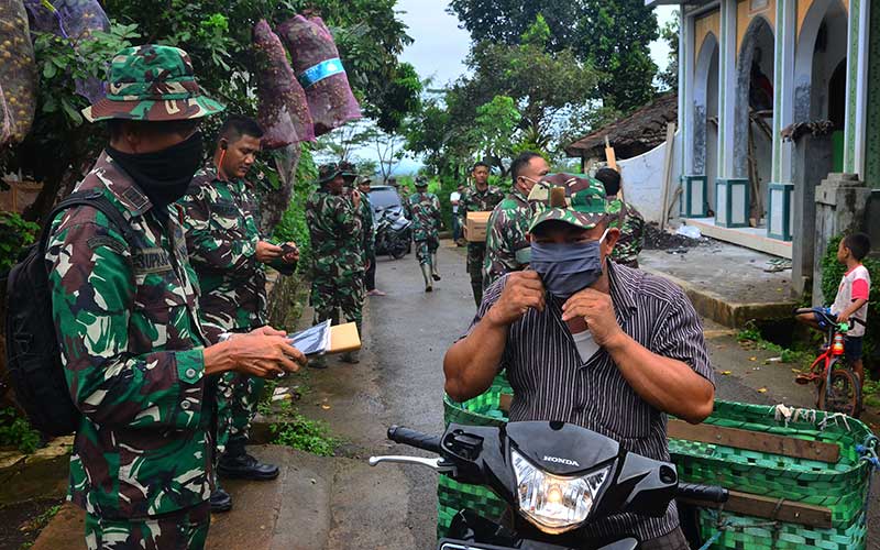  TNI BAGIKAN MASKER KEPADA WARGA