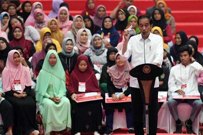  Salurkan Bantuan Sosial, Jokowi Minta Usaha Kecil dan Ojek Dilibatkan 