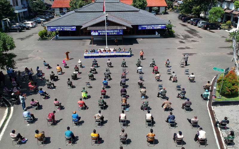  RAPAT SAMBIL BERJEMUR