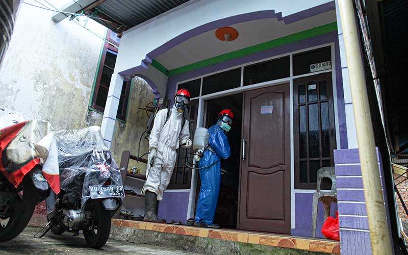  PENYEMPROTAN DISINFEKTAN DI RUMAH PASIEN POSITIF COVID-19