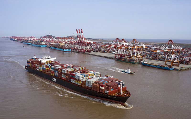 Foto udara kapal yang mengangkut kontainer di Pelabhuan Yangshan Deepwater, Shanghai, China, Senin (23/3/2020). Bloomberg/Qilai Shenn