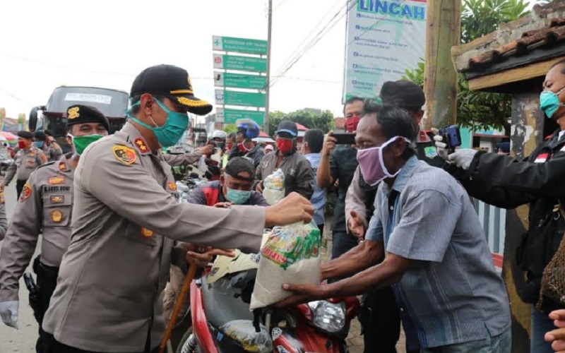  Polres Majalengka Bagikan Masker dan Paket Sembako kepada Warga