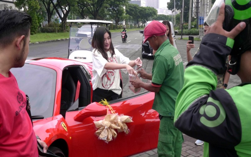  Ini Dia Crazy Rich Surabaya yang Cantolkan Kerupuk di Ferrari Saat Bagi-Bagi Sembako