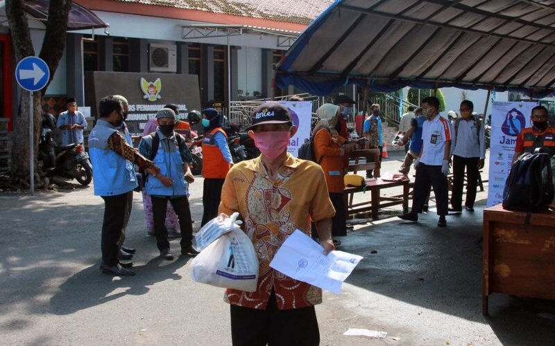  Bantuan Sembako Diberikan ke Warga Penarik Becak di Kediri