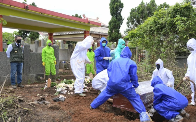  Bikin Tenang! Ridwan Kamil Pantau Langsung Pemakaman Jenazah COVID-19