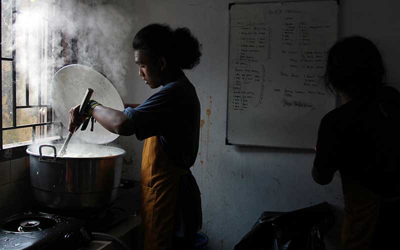  CAFE BERUBAH JADI DAPUR UMUM